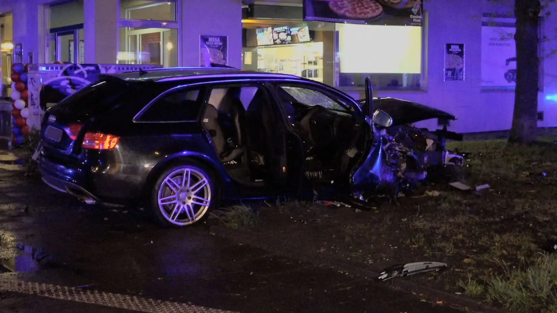Erst kommt das Auto ungebremst von der Straße ab, dann überschlägt es sich