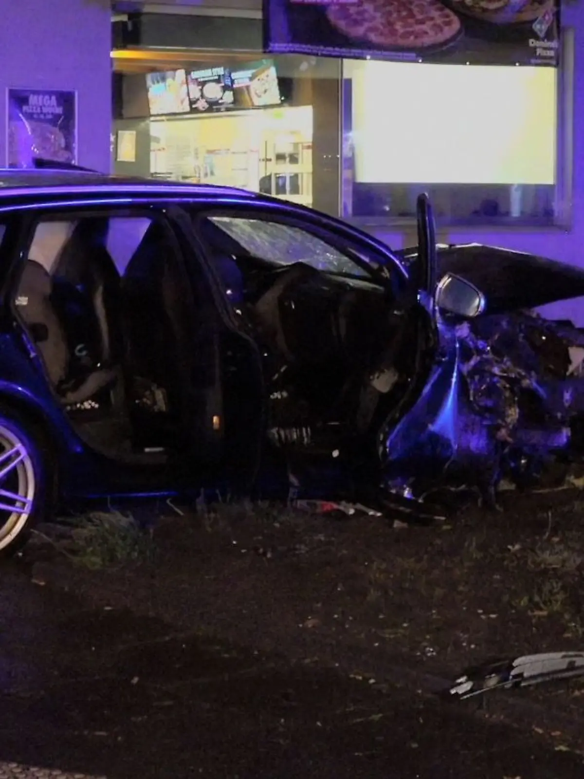 Erst kommt das Auto ungebremst von der Straße ab, dann überschlägt es sich
