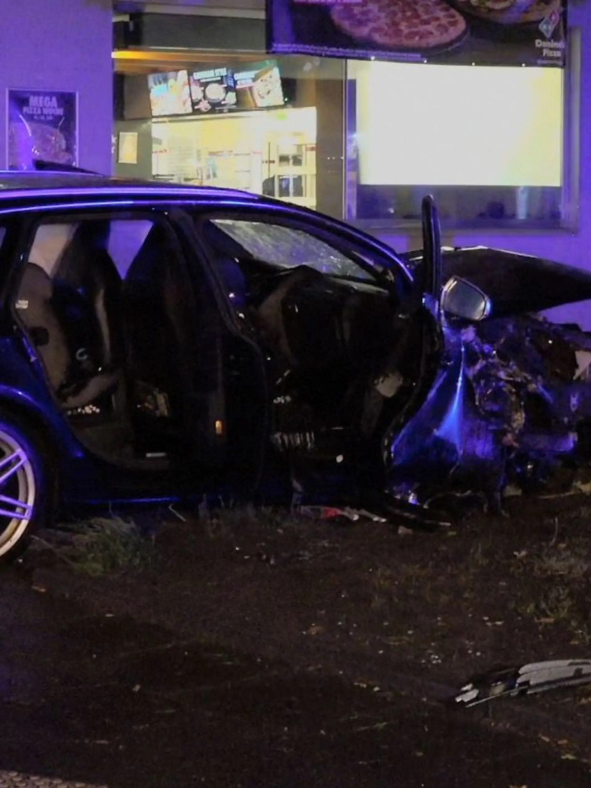 Erst kommt das Auto ungebremst von der Straße ab, dann überschlägt es sich