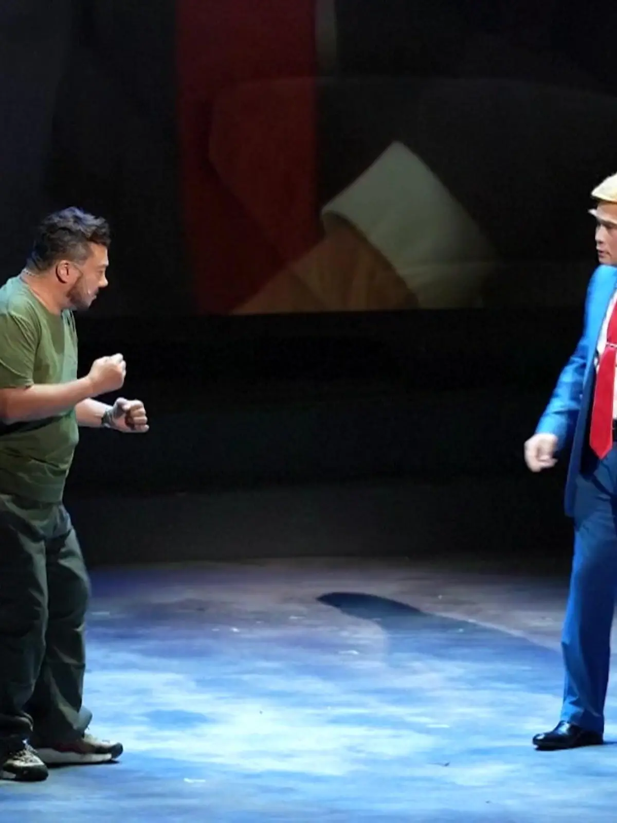 Bild zu: "Publikum tobt! Hier wird Donald Trump zum Opernsänger"