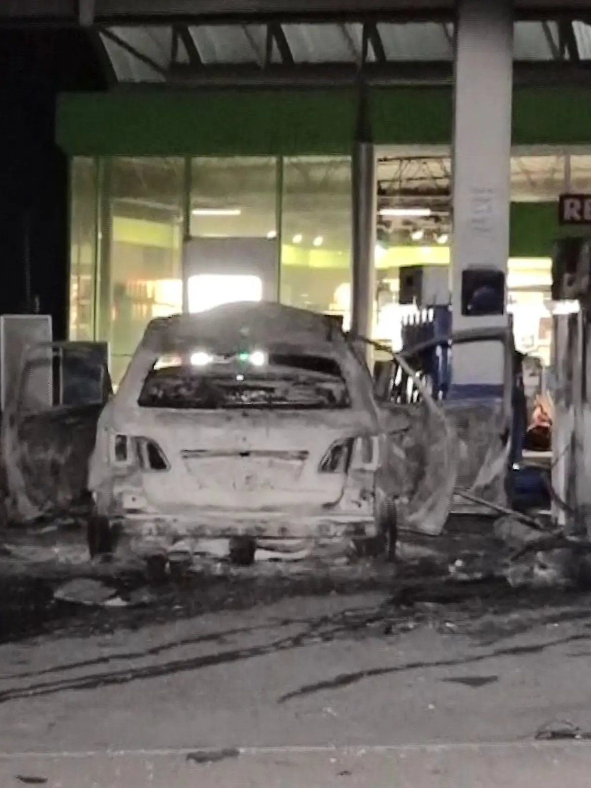 Bild zu: "Bewaffneter fährt mit brennendem Auto an Tankstelle vor "