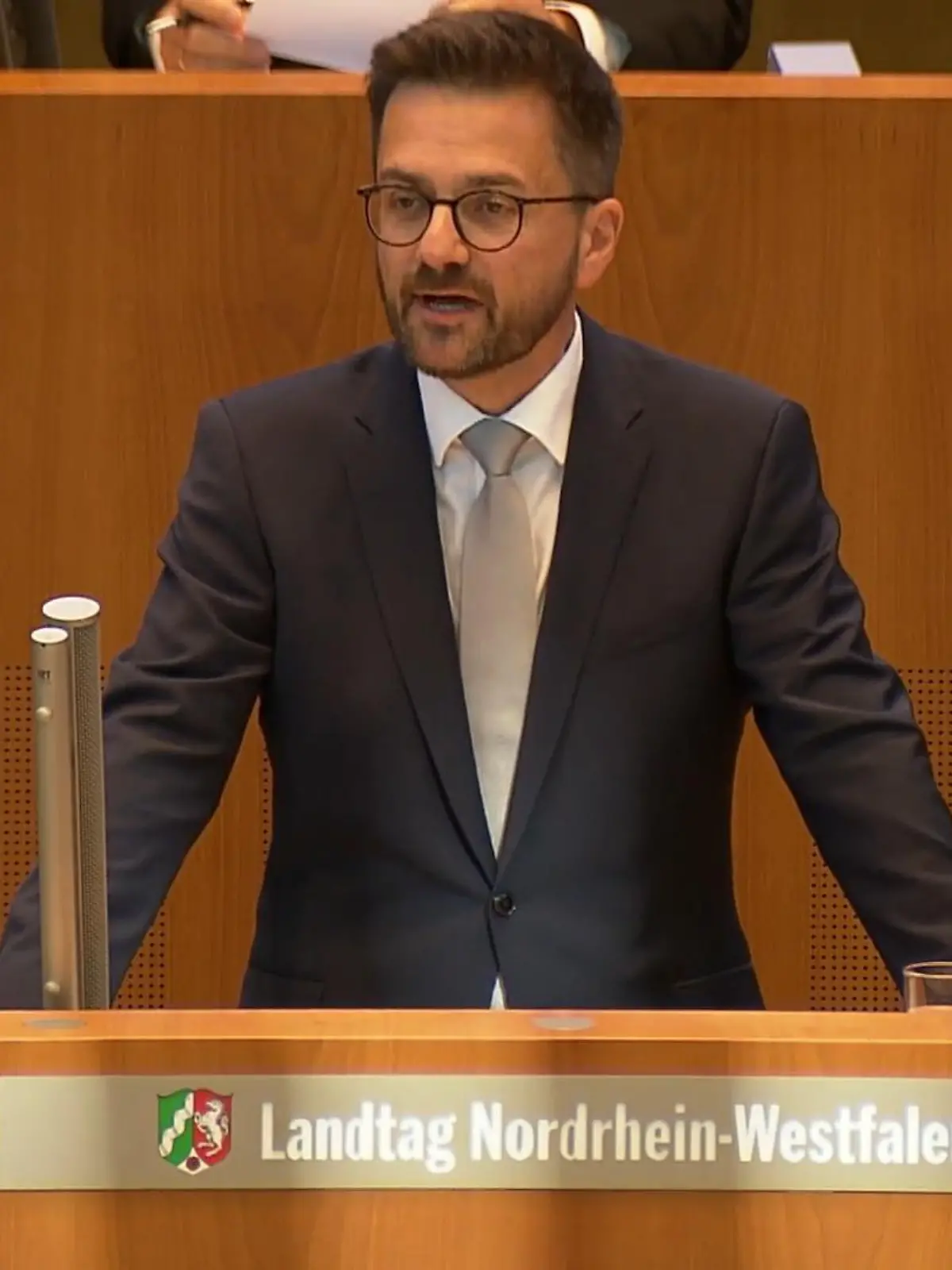 Politischer Paukenschlag heute in Düsseldorf: Der NRW SPD-Chef, Thomas Kutschaty, tritt zurück. Der 54-Jährige war von 2010 bis 2017 Landesjustizminister in Nordrhein-Westfalen. Er wollte auch Ministerpräsident werden. Bei der letzten Landtagswahl unterlag er allerdings Hendrik Wüst. Jetzt scheiterte er an seiner eigenen Partei.
