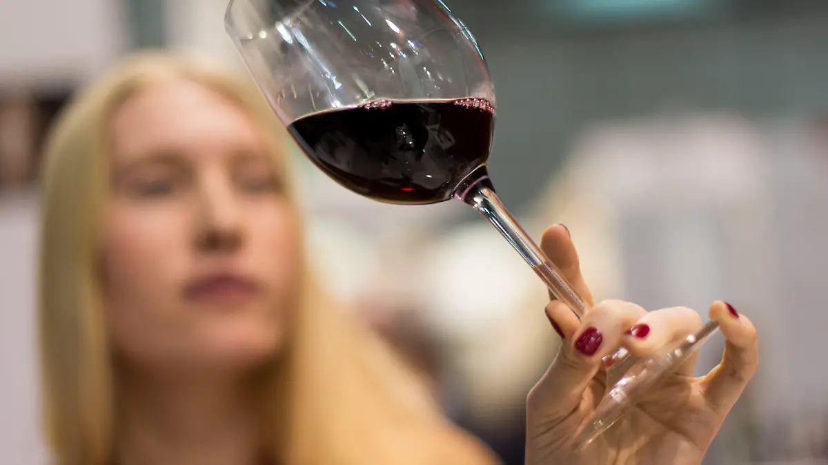 ARCHIV - Eine Frau hält am 13.03.2016 auf der Fachmesse für Weine und Spirituosen "ProWein" in Düsseldorf (Nordrhein-Westfalen) ein Weinglas in der Hand. Foto: Monika Skolimowska/dpa (zu dpa «Zum Wohl?' - Arte-Doku über Alkohol und seine Folgen» vom 15.04.2016) +++(c) dpa - Bildfunk+++