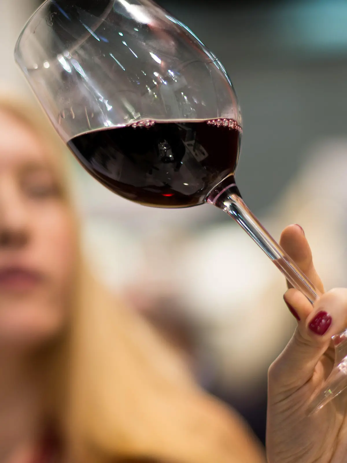 ARCHIV - Eine Frau hält am 13.03.2016 auf der Fachmesse für Weine und Spirituosen "ProWein" in Düsseldorf (Nordrhein-Westfalen) ein Weinglas in der Hand. Foto: Monika Skolimowska/dpa (zu dpa «Zum Wohl?' - Arte-Doku über Alkohol und seine Folgen» vom 15.04.2016) +++(c) dpa - Bildfunk+++