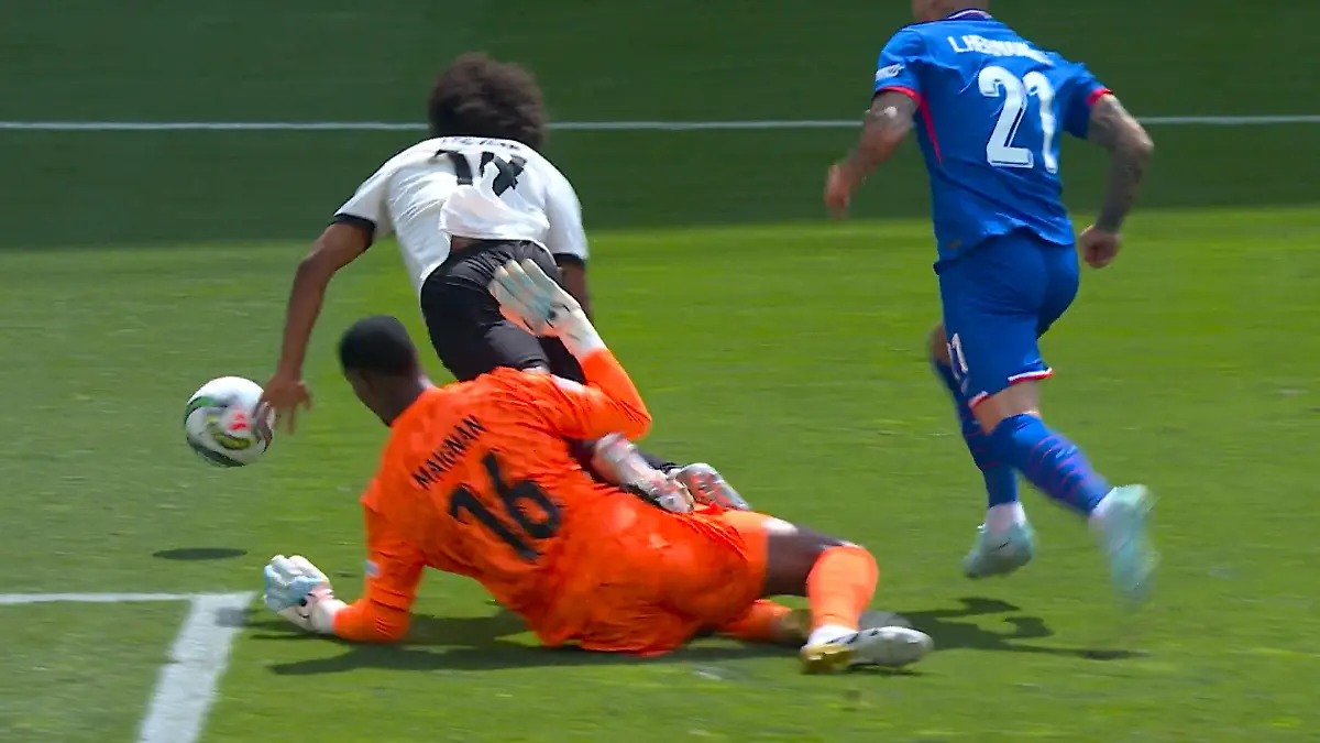 Adeyemi sieht Gelb für eine Schwalbe im Strafraum Dreiste Aktion von BVB-Star
