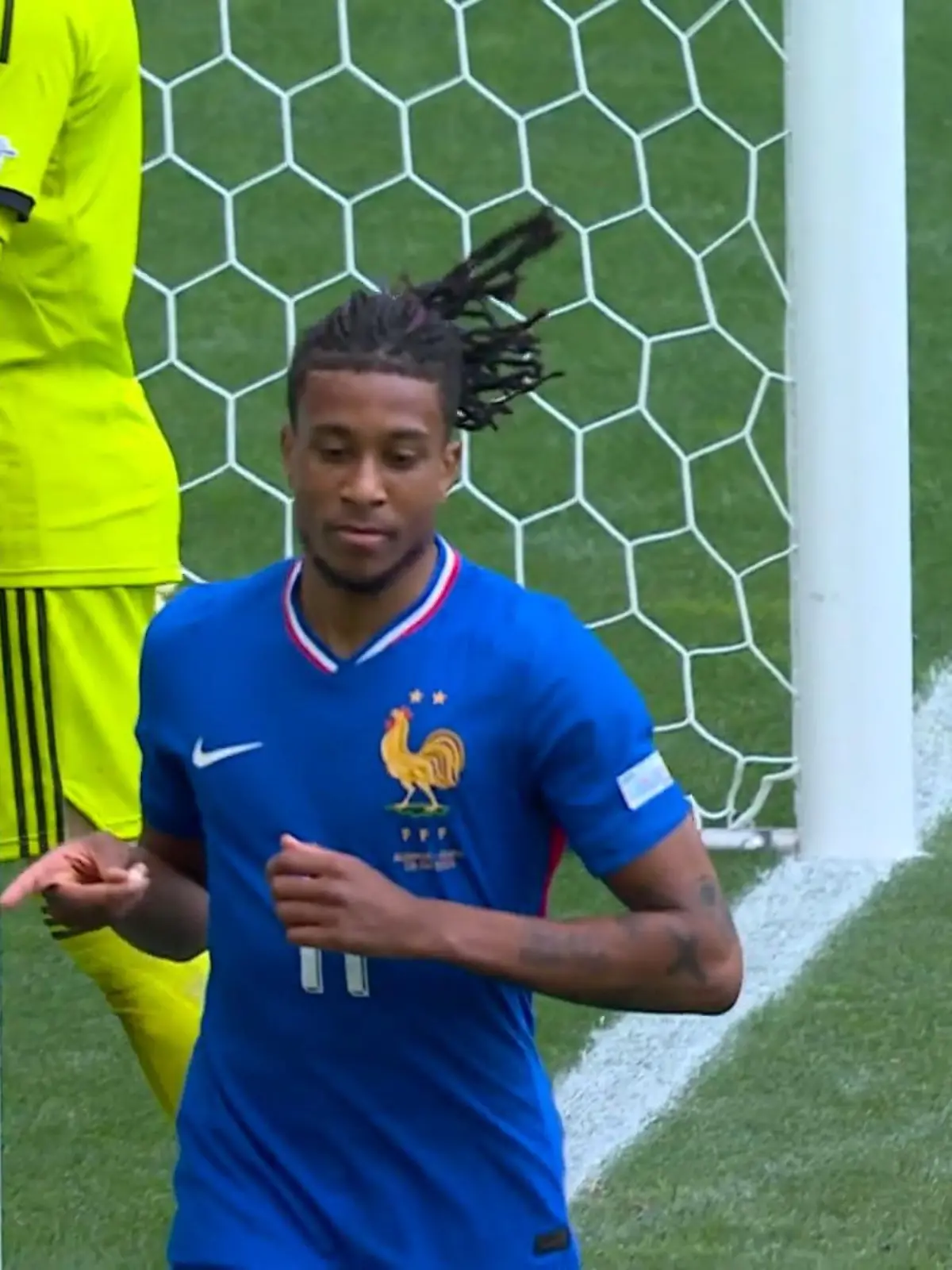 Bild zu: "Olise trifft ins Tor – und mitten ins Herz der deutschen Fans!"