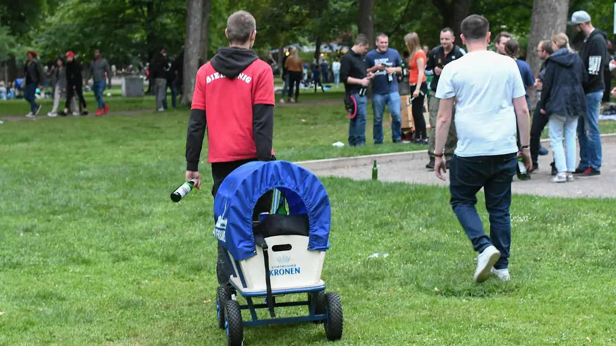 Junge Männer mit Bollerwagen und Bier am Vatertag