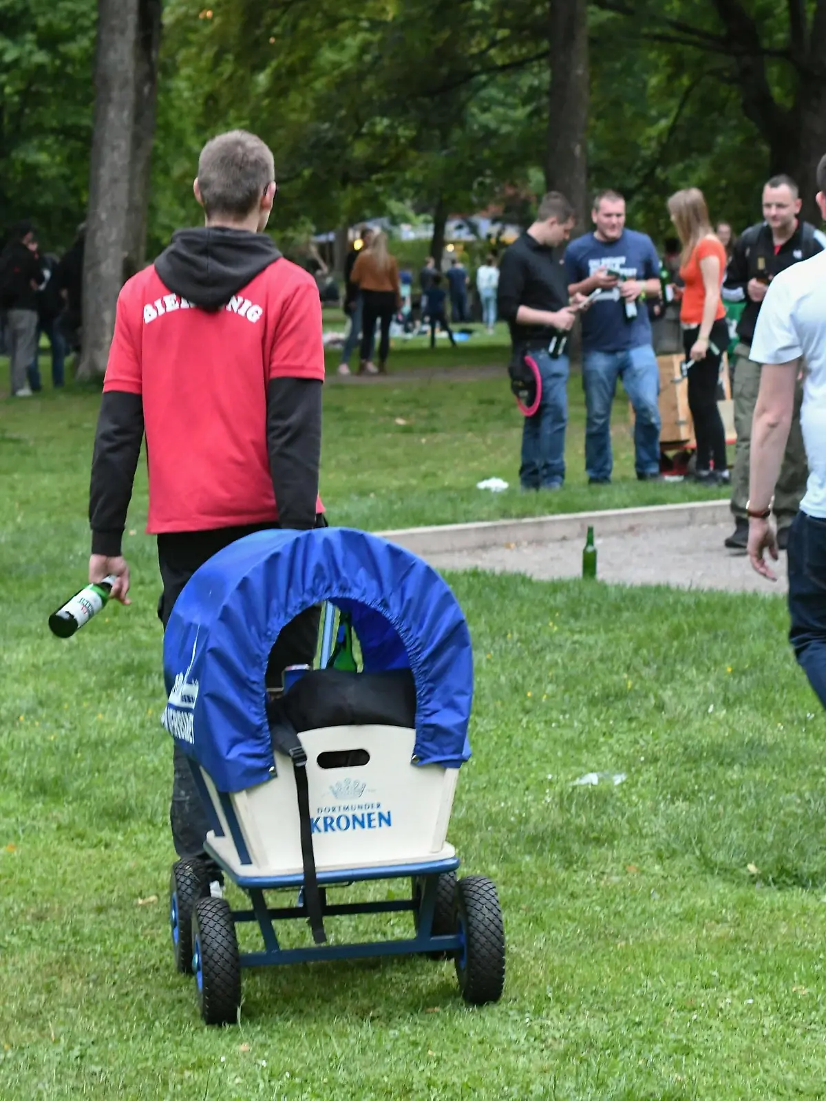 Junge Männer mit Bollerwagen und Bier am Vatertag
