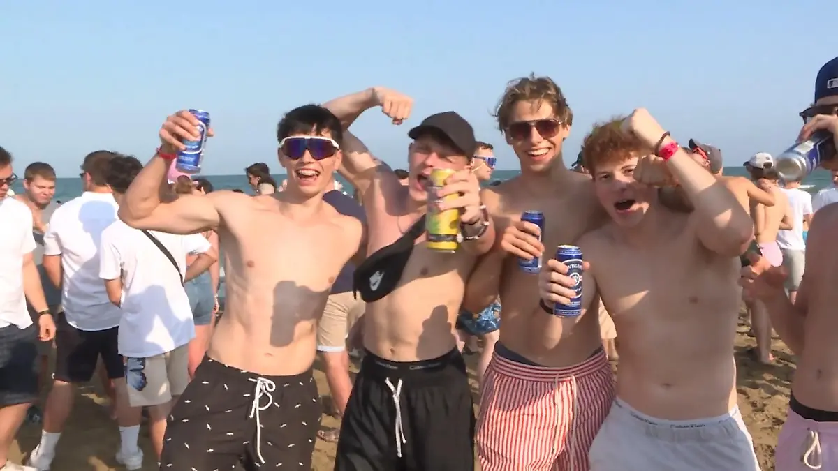 Alle Jahre wieder herrscht Pfingstwahnsinn an der Adria Diese Bilder erinnern an den Ballermann