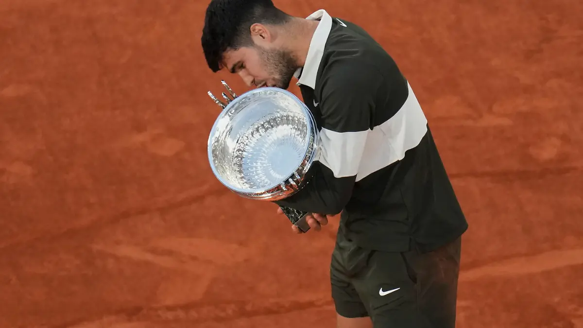 Carlos Alcaraz mit der French-Open-Trophäe.