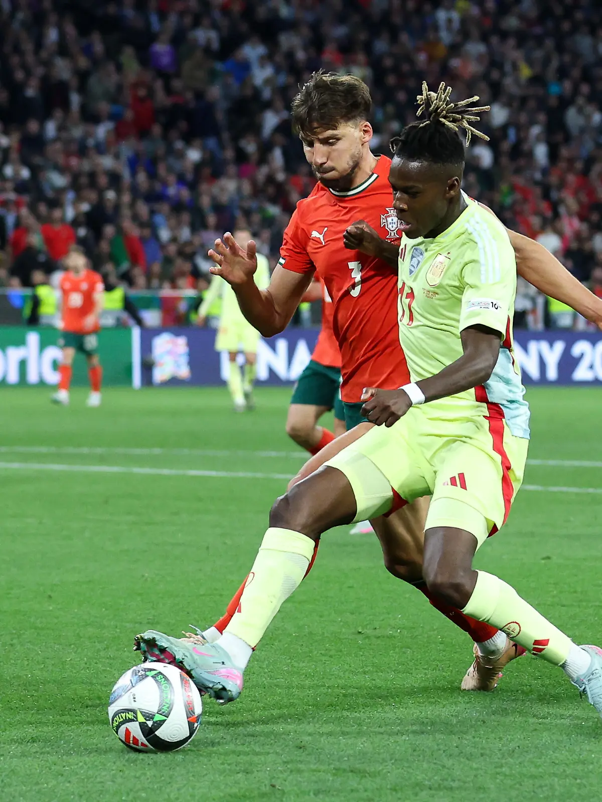 Ruben Dias im Duell mit Portugals Nico Williams.