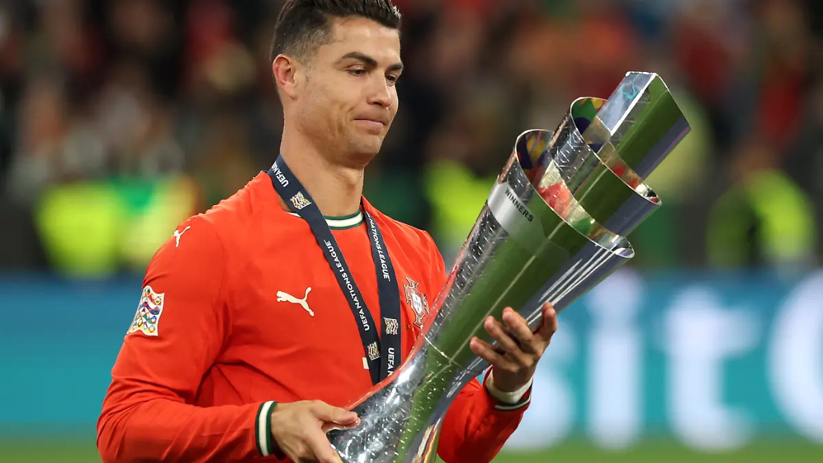 Portugals Cristiano Ronaldo hält die Trophäe in den Händen.