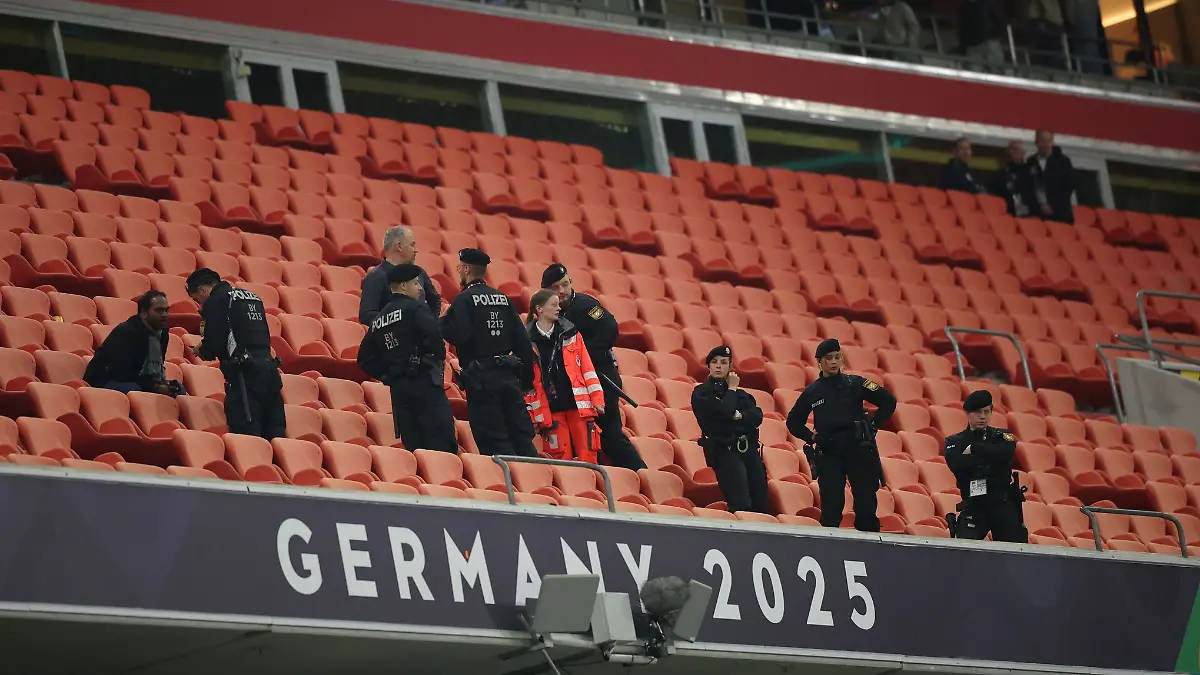 Ein Mann aus dem Landkreis Garmisch-Partenkirchen stürzte in München von der Tribüne und starb an den Folgen.