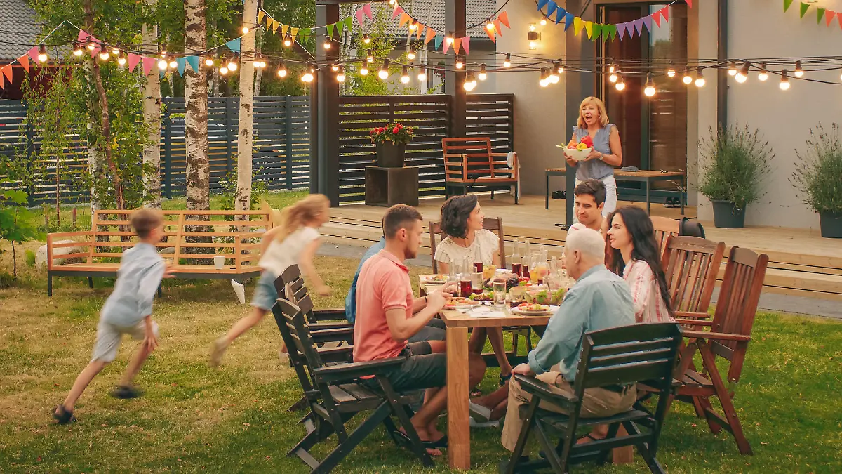 Familie sitzt im Garten