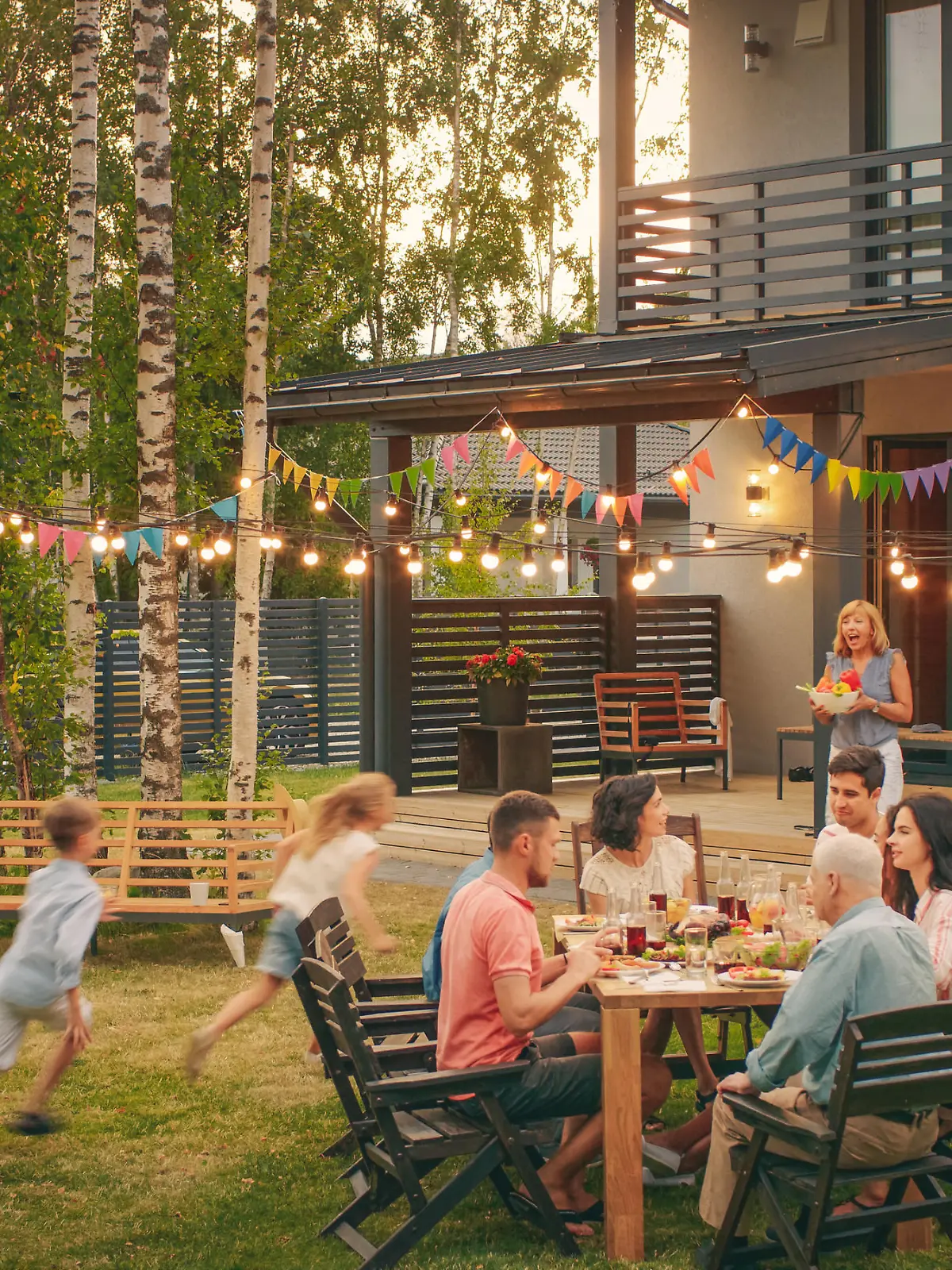 Familie sitzt im Garten