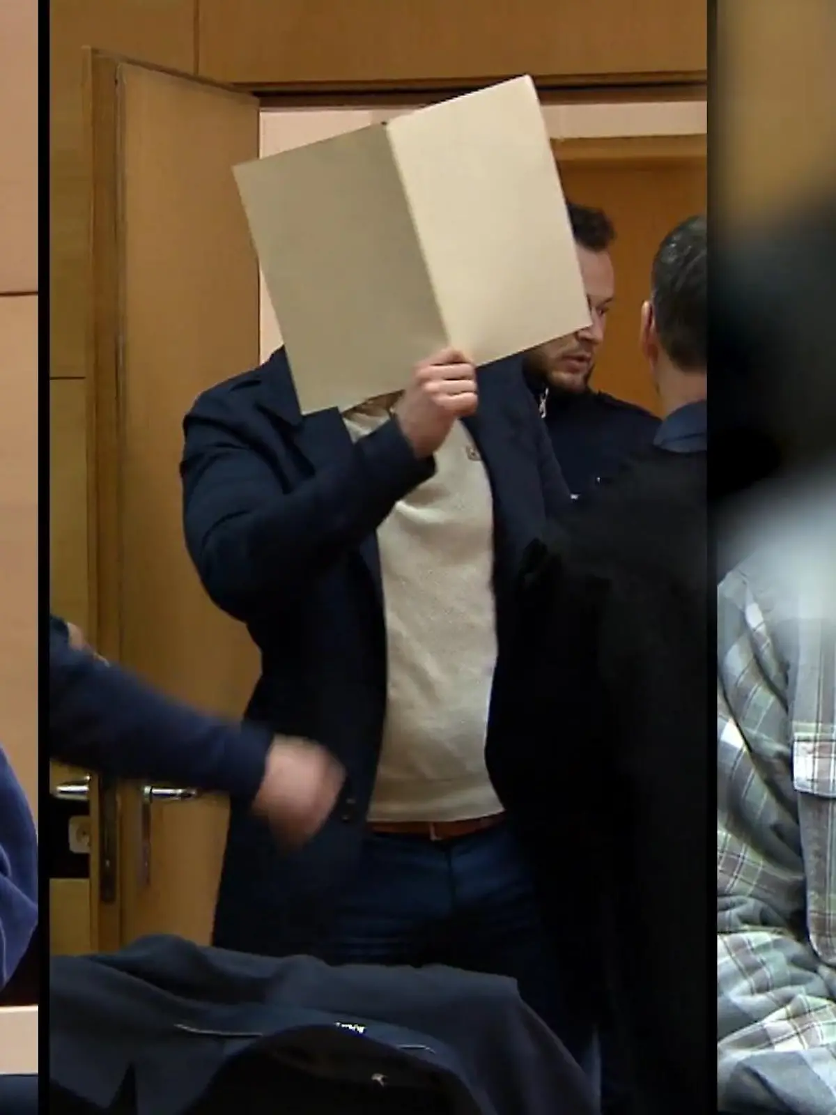 Drei Männer sollen einen Flüchtling aus seiner Unterkunft entführt haben. Dann misshandelten sie ihn wohl schwer, sollen ihm sogar mit dem Tod gedroht haben. Laut Anklage behaupteten die Männer, dass sie von der Mafia seien. Seit heute stehen die mutmaßlichen Täter vor dem Landgericht Bielefeld.