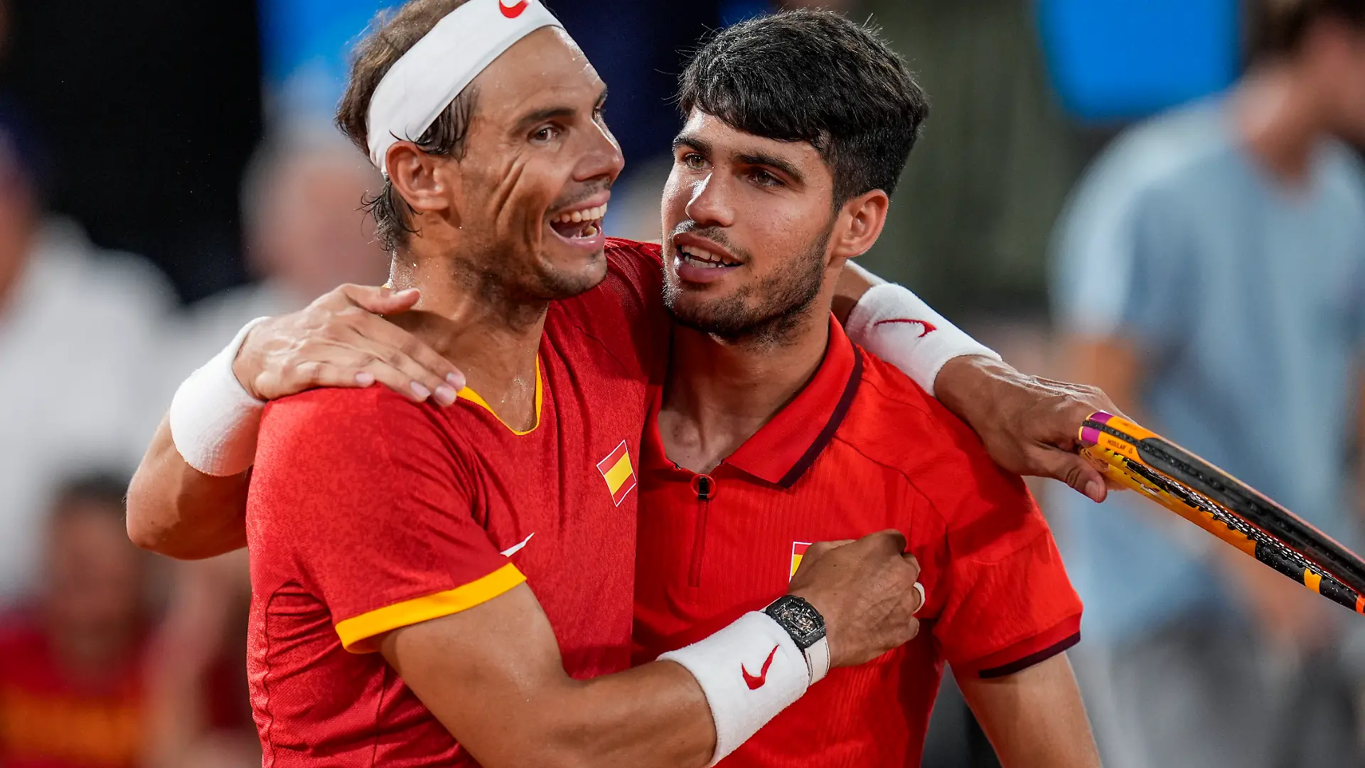 Rafael Nadal (links) und Carlos Alcaraz freuen sich bei den Olympischen Spielen 2024 in Paris nach dem Sieg gegen Austin Krajicek und Rajeev Ram (USA) im Achtelfinale im Roland Garros Stadion am 31. Juli 2024 in Paris.