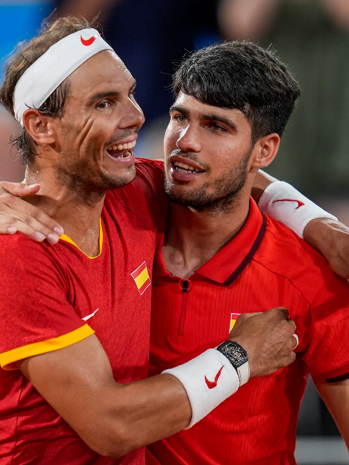 Rafael Nadal (links) und Carlos Alcaraz freuen sich bei den Olympischen Spielen 2024 in Paris nach dem Sieg gegen Austin Krajicek und Rajeev Ram (USA) im Achtelfinale im Roland Garros Stadion am 31. Juli 2024 in Paris. 