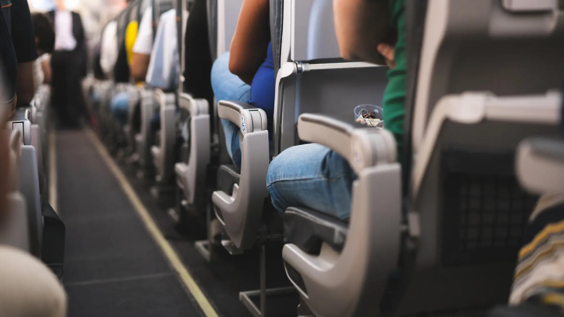 Innenraum des Flugzeugs mit Passagieren auf Sitzen