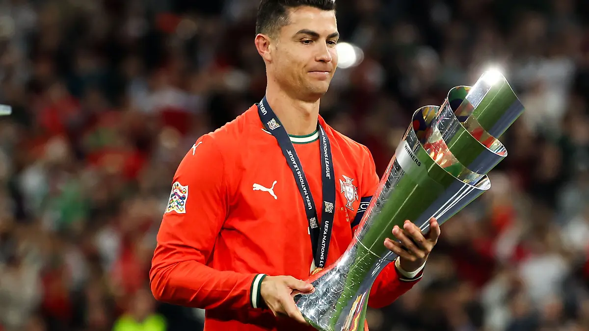 Ronaldo freut sich mit dem Pokal der Nations League über den Sieg mit Portugal im Finale gegen Spanien am 8. Juni 2025 in München. 