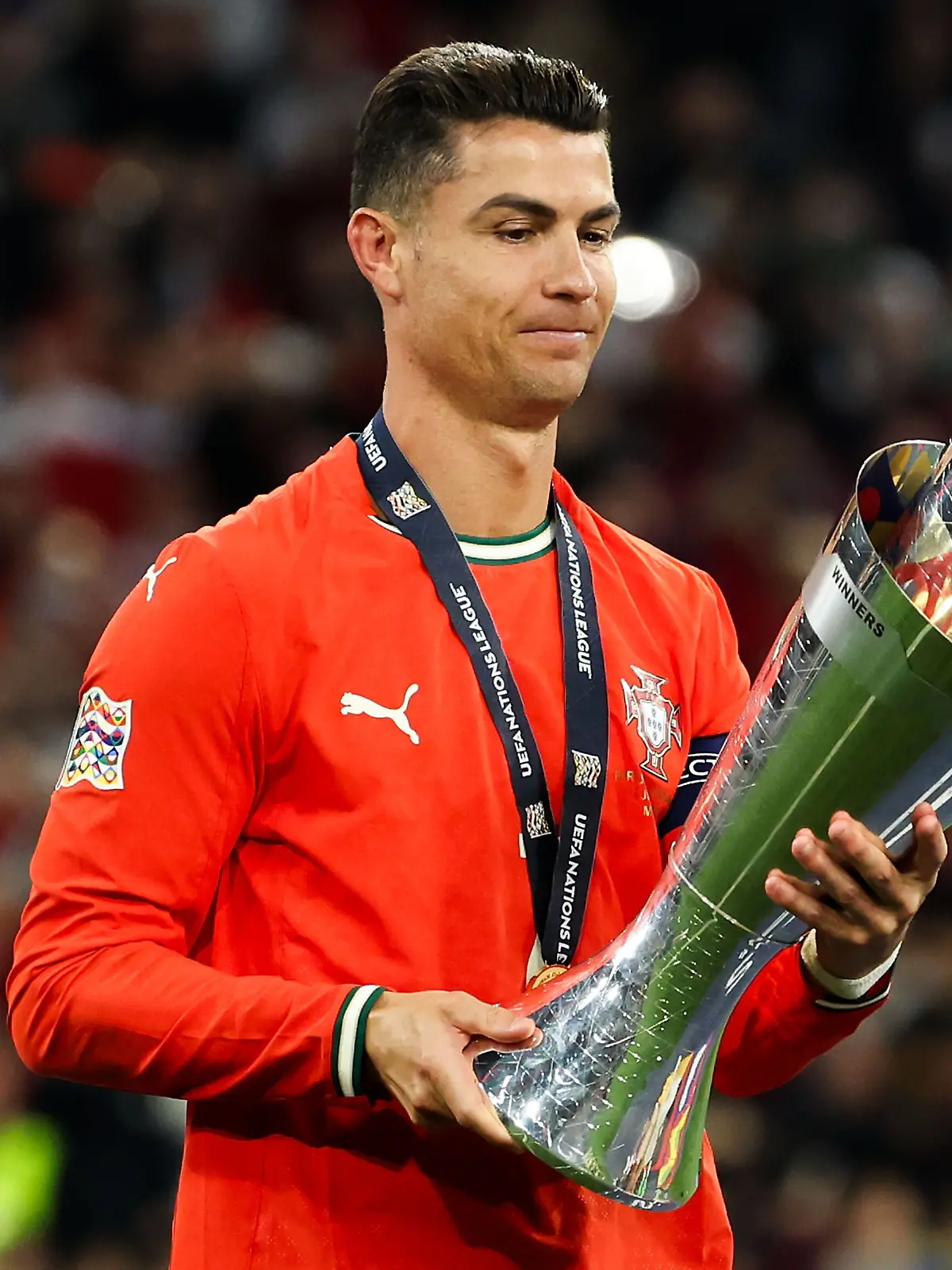 Ronaldo freut sich mit dem Pokal der Nations League über den Sieg mit Portugal im Finale gegen Spanien am 8. Juni 2025 in München. 