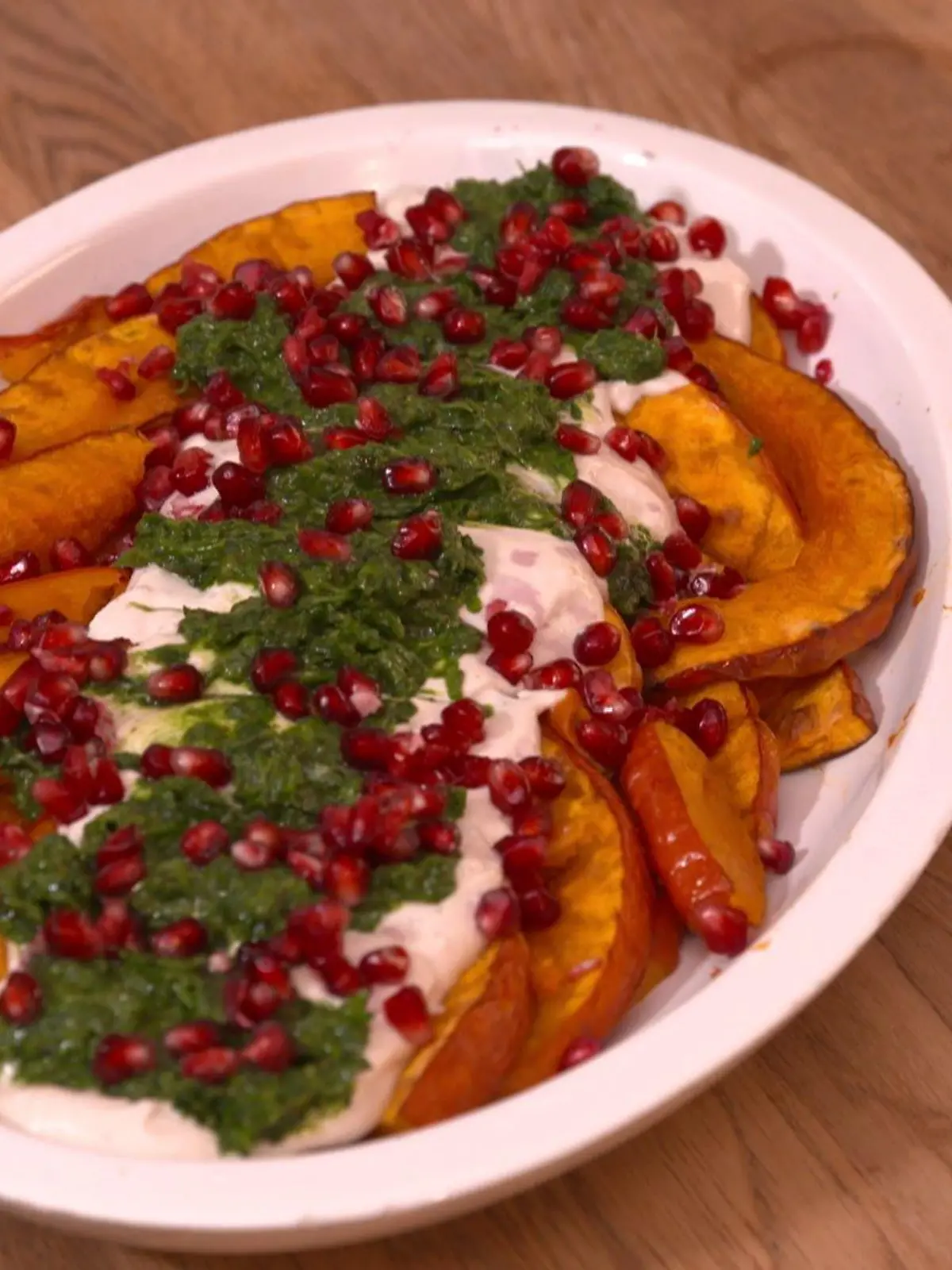 Bild zu: "Orientalische Kürbisspalten mit Hummus"