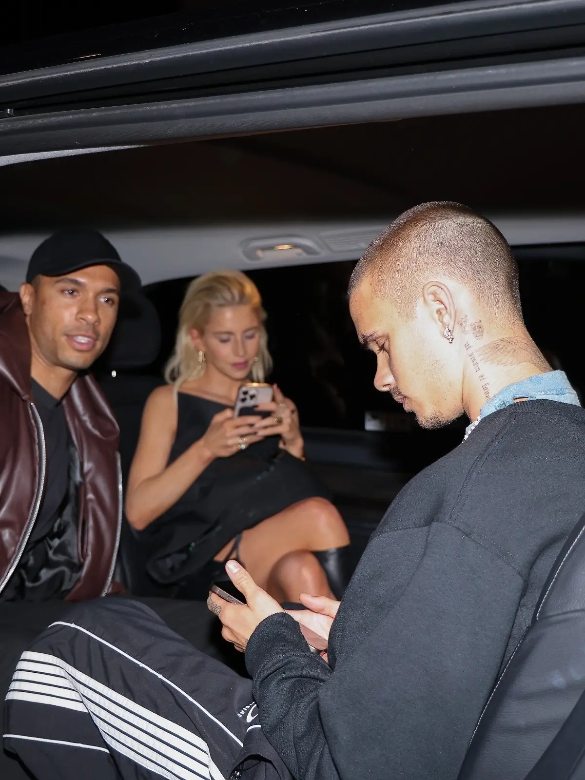 Caro Daur arrives alone at Costes around 11:30 p.m. and leaves with Romeo Beckham around 12:45 a.m. to go to the Julia nightclub in Paris to party until 2:30 a.m. Romeo and Caro were in the same car but the security did everything to prevent her from being photographed, even insulting the photographer. „Fuck off no photo.” On leaving, they left separately.
