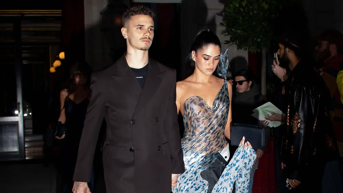 Romeo Beckham und Kim Turnbull bei der Paris Fashion Week im März 2025.