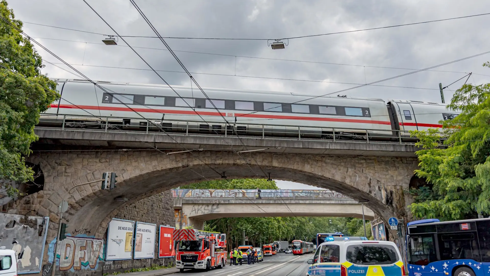 Viel Geduld mussten Fahrgäste eines liegengebliebenen ICEs haben, der am Montag in Köln strandete: Die letzten Fahrgäste konnten den Zug erst nach fünf Stunden und 20 Minuten verlassen.