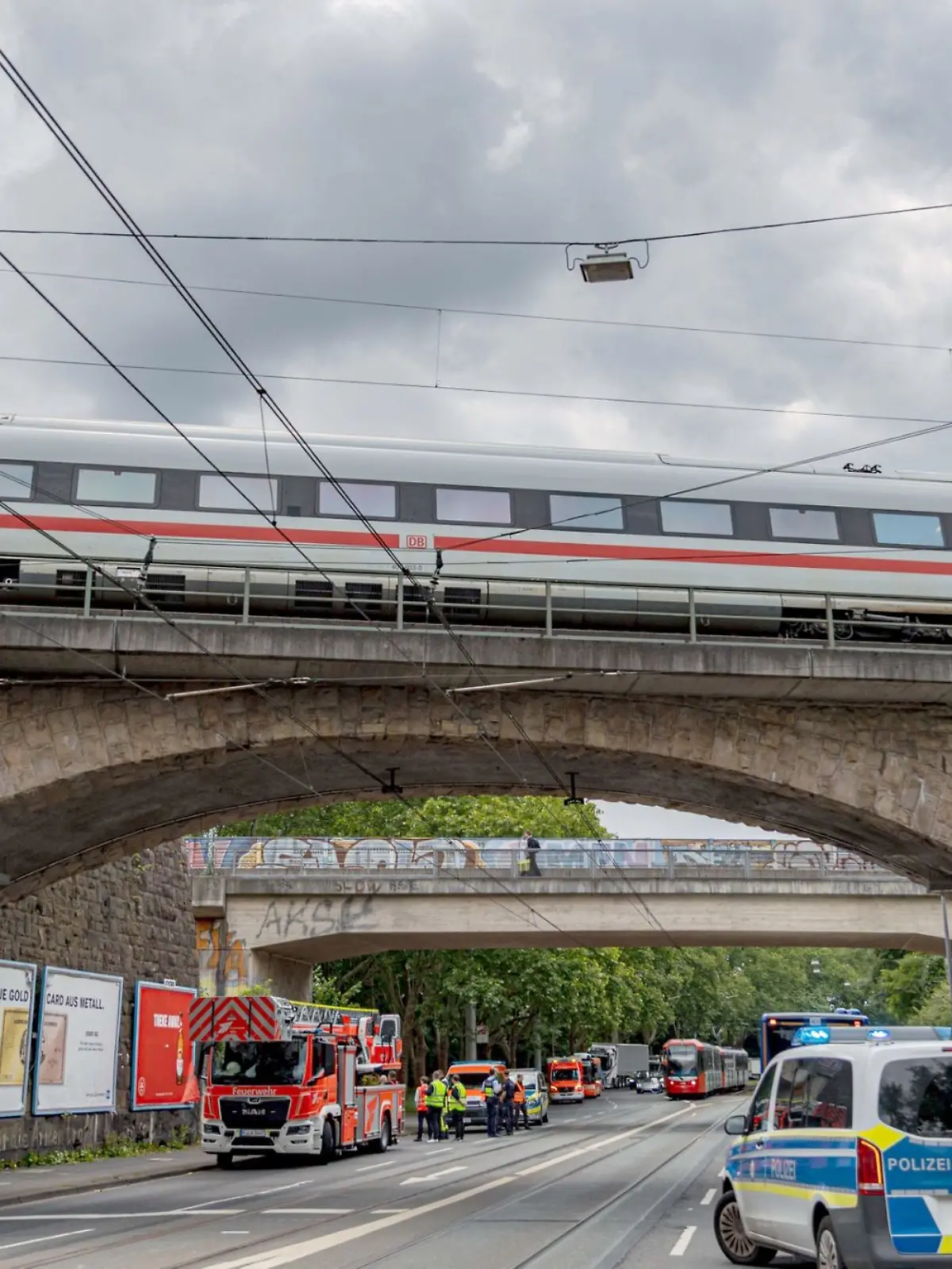 Bild zu: "Deutsche Bahn-Fahrgäste warten in ICE 5 Stunden bis zum nächsten Halt"