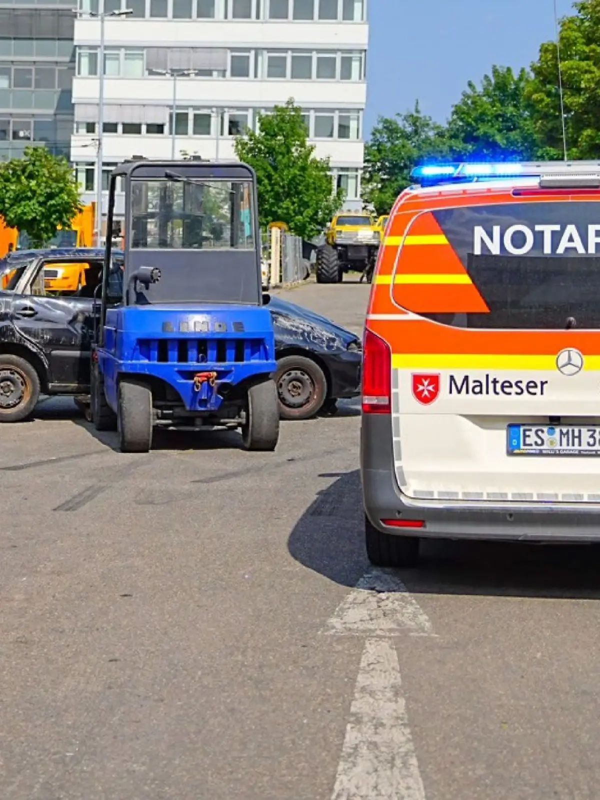 Bild zu: "Auto fährt bei Stuntshow in Zuschauermenge – Kinder werden verletzt "
