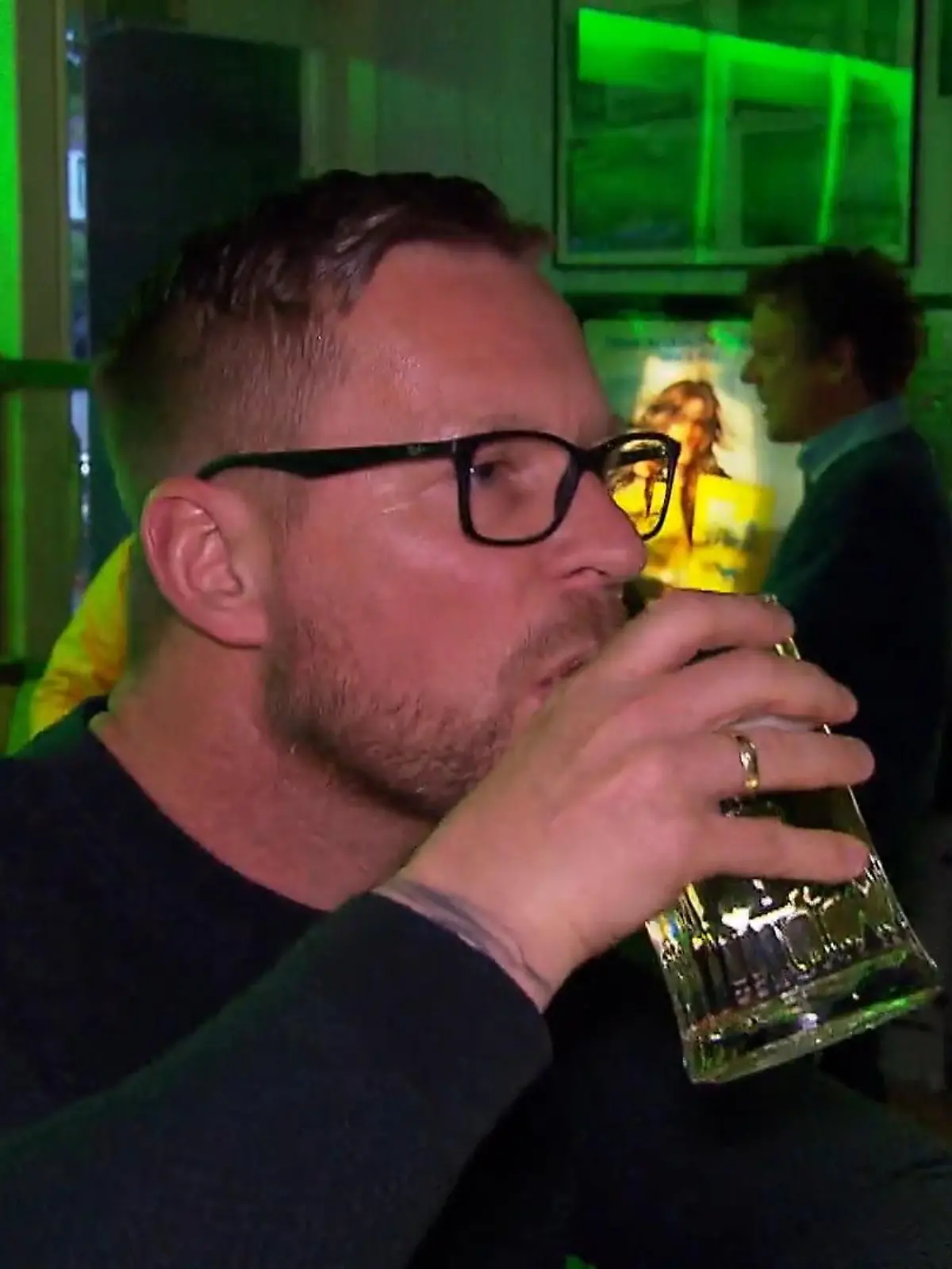 Ein leckeres Bier oder ein Glas Wein trinken, das ist jetzt im Norden auch außerhalb der eigenen vier Wände endlich wieder möglich. Durch weitere Corona-Lockerungen öffnen nun wieder Bars und Kneipen. Doch ganz so einfach wie es klingt, ist es nicht.