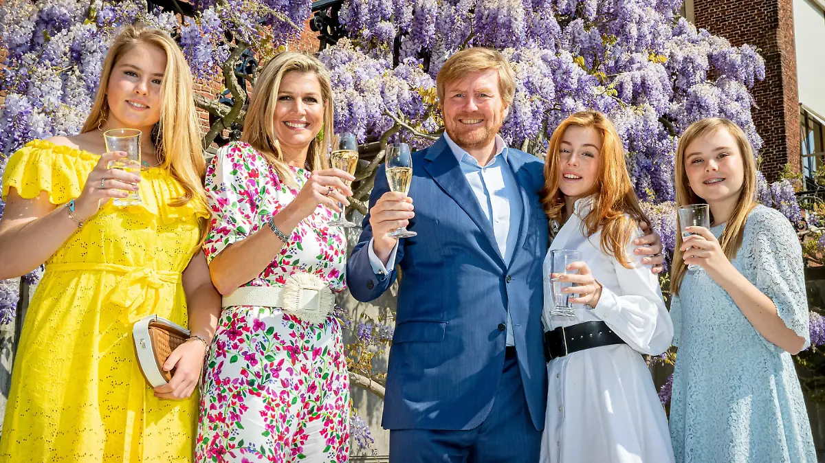 King Willem-Alexander and Queen Maxima of the Netherlands with their children Princess Amalia, Princess Alexia and Princess Ariane during the celebration of Kingsday 2020, the celebration of the Dutch King’s 53th birthday, this year in modified version at their home Royal Palace Huis ten Bosch, because of cancellation of the festivities because of the Coronavirus (COVID-19).
Pictured: Princess Amalia,Queen Maxima,King Willem-Alexander,Princess Alexia,Princess Ariane
Ref: SPL5164229 270420 NON-EXCLUSIVE
Picture by: Dutch PP / SplashNews.com
Splash News and Pictures
USA: +1 310-525-5808
London: +44 (0)20 8126 1009
Berlin: +49 175 3764 166
photodesk@splashnews.com
World Rights, No Netherlands Rights, No United Kingdom Rights