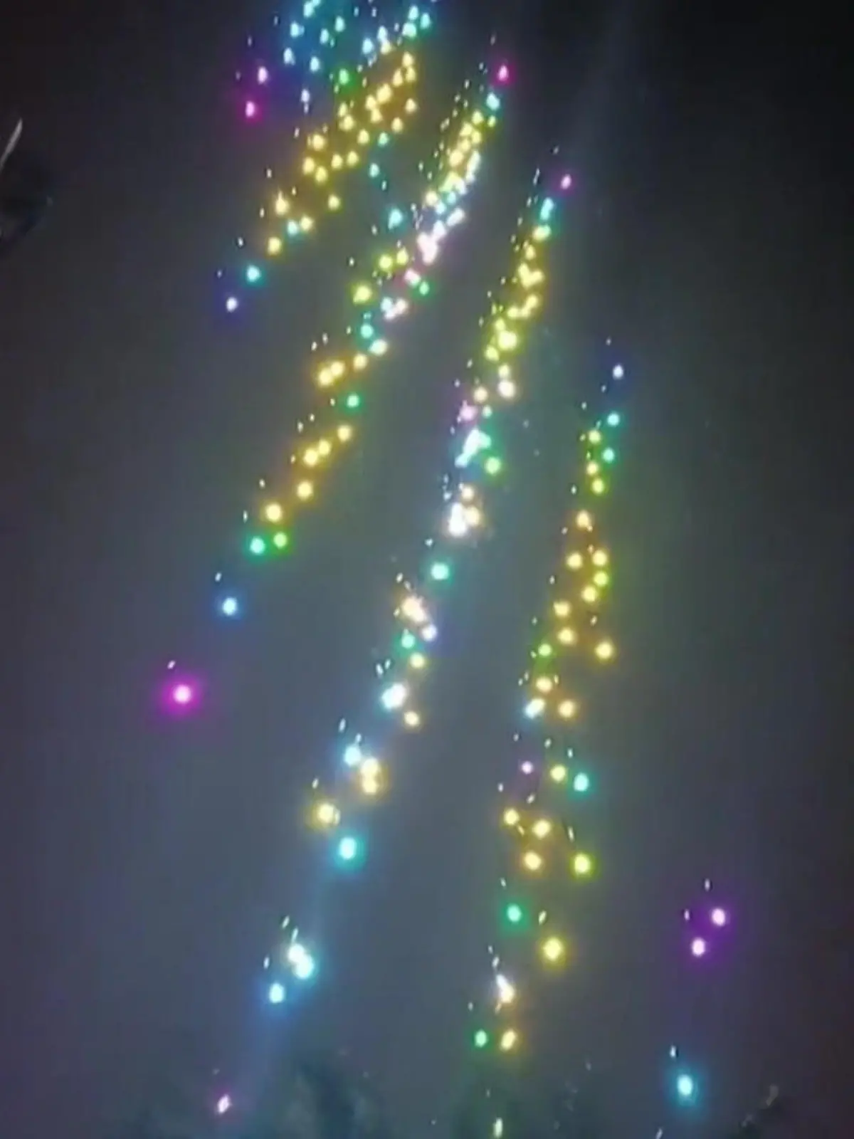 Das war wohl nicht so geplant! Bei Feierlichkeiten im Zoo einer chinesischen Stadt endet eine Lichtershow in einer absoluten Katastrophe. Eine Fehler sorgt dafür, dass die Drohnen wie Sternschnuppen vom Himmel fallen.
Das ganze fehlgeschlagene Spektakel sehen Sie im Video.