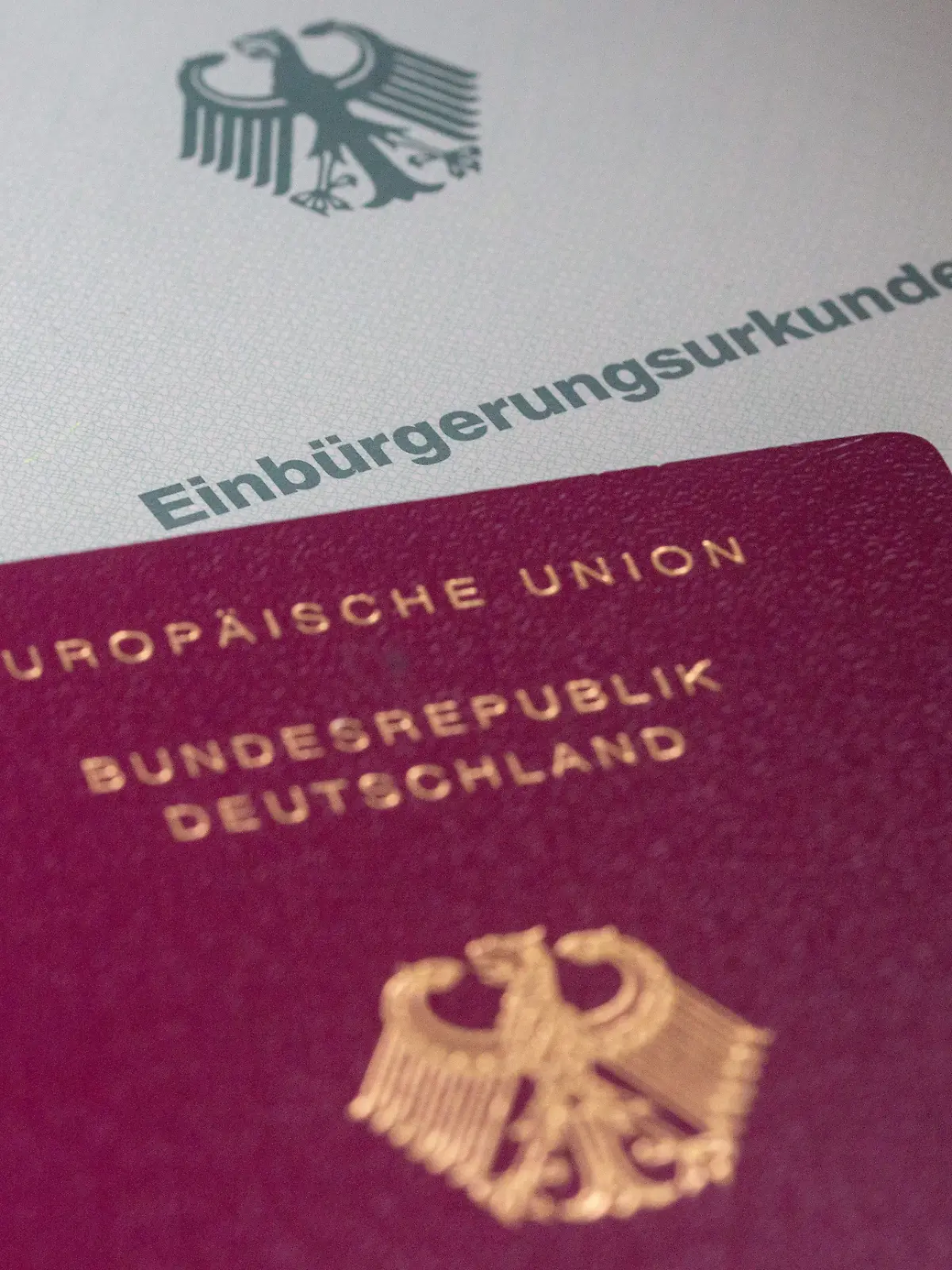 Einbürgerungsurkunde und Reisepass