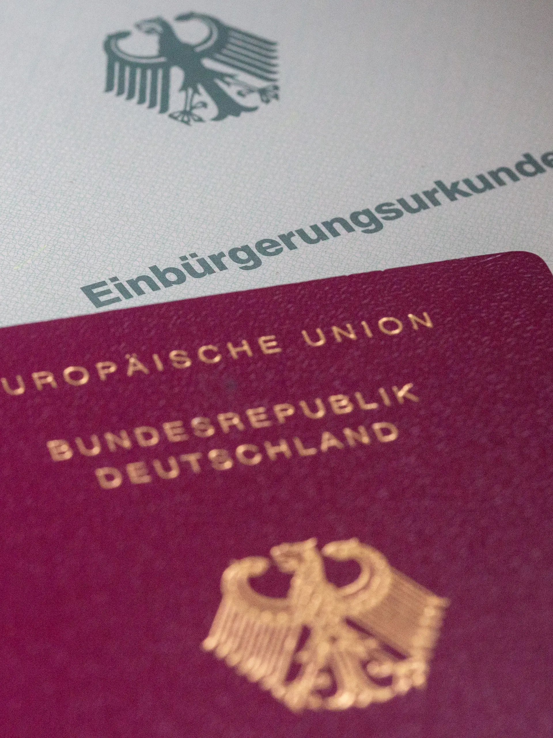 Einbürgerungsurkunde und Reisepass