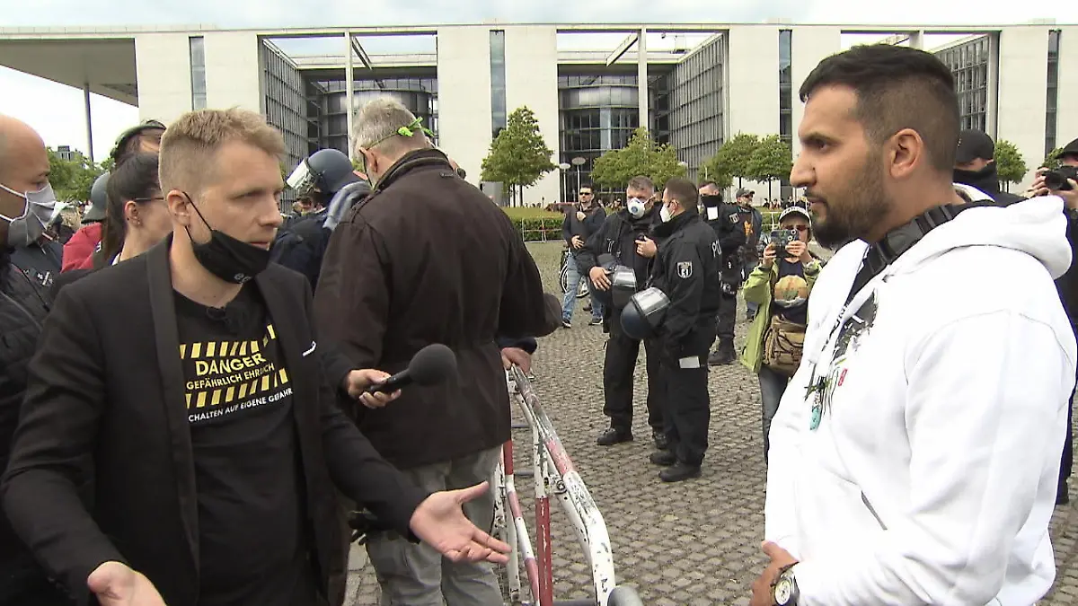 Hier trifft Oliver Pocher auf Attila Hildmann Polizei geht dazwischen