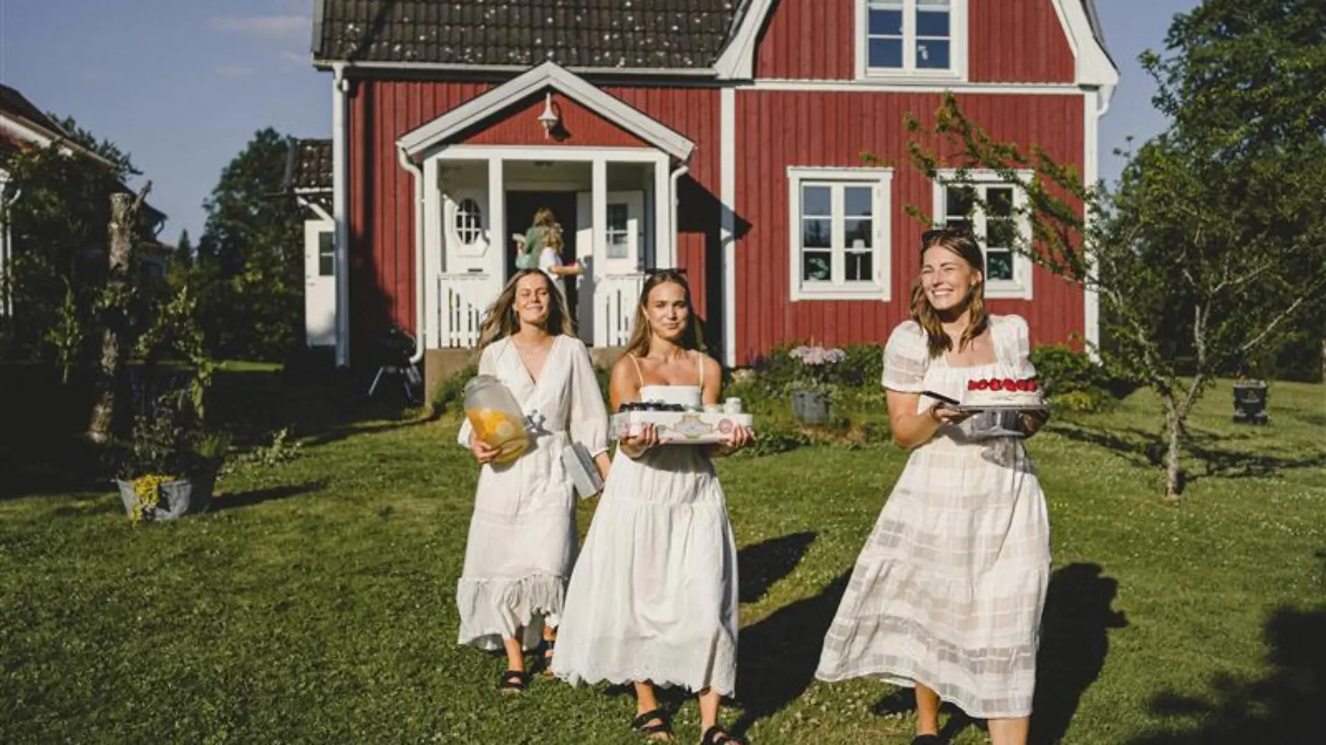 Frauen feiern Midsommar in Schweden.