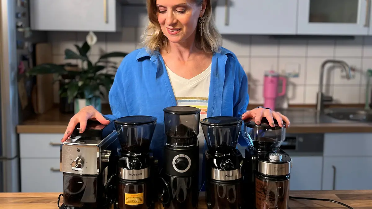 Fünf Elektrische Kaffemühlen stehen auf einer Küchentheke nebeneinander.