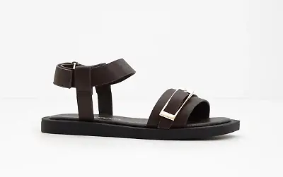 Minimalistische Sandale mit Schnalle
