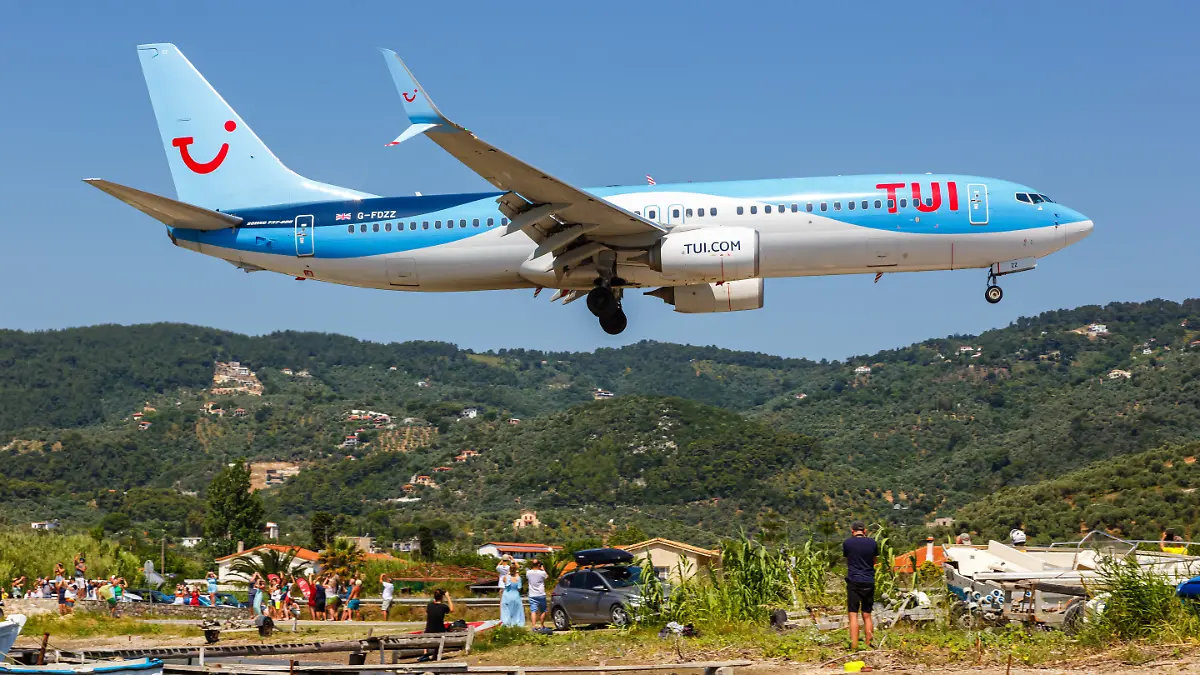 Ein Boeing 737-800 Flugzeug der TUI Airways mit dem Kennzeichen G-FDZZ auf dem Flughafen Skiathos (JSI) in Griechenland.