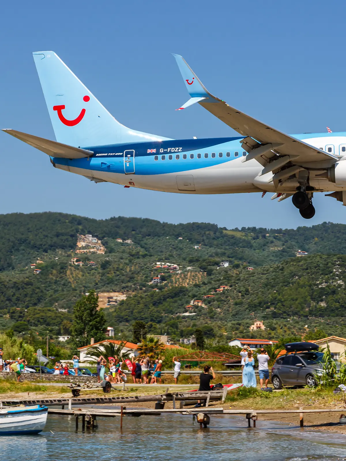 Ein Boeing 737-800 Flugzeug der TUI Airways mit dem Kennzeichen G-FDZZ auf dem Flughafen Skiathos (JSI) in Griechenland.