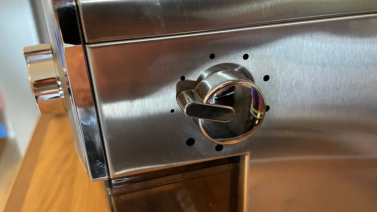 Nahaufnahme der Elektrische Kaffeemühle von WMF mit Fokus auf dem Regler für den Mahlgrad.