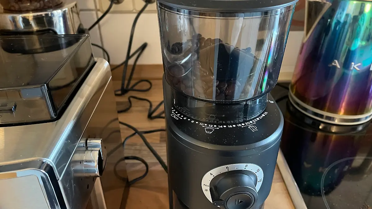 Nahaufnahme des Behälters der Tchibo elektrischen Kaffeemühle.
