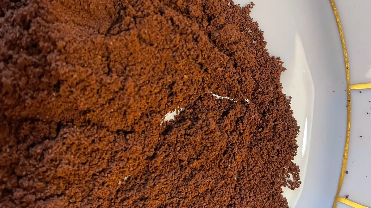 Nahaufnahme des Espressopulvers der Tchibo Kaffeemühle auf einem Teller.