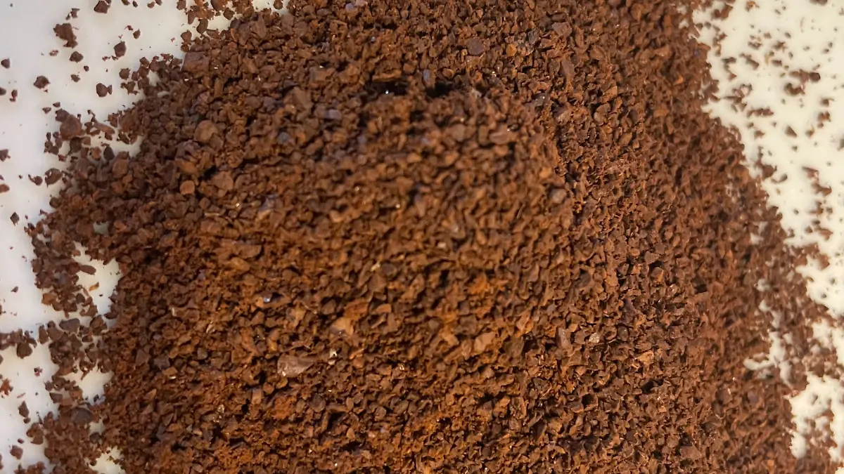 Ungleich große Partikel bei mittelgroßer Einstellung bei der La Moustache Kaffeemühle.
