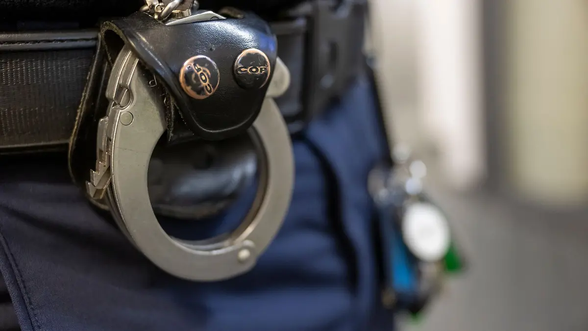 Der Mann sitzt wegen dringenden Verdachts auf zweifachen Mord in Untersuchungshaft. (Symbolbild)