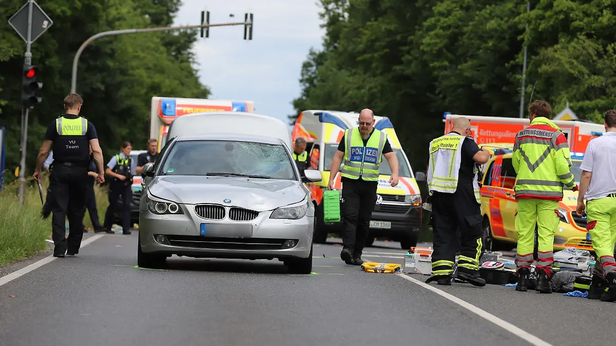 Knapp eine Woche nach dem schweren Verkehrsunfall mit einer Kindergruppe in Hürth befindet sich ein schwer verletzter Betreuer immer noch in kritischem Zustand (Archivbild).