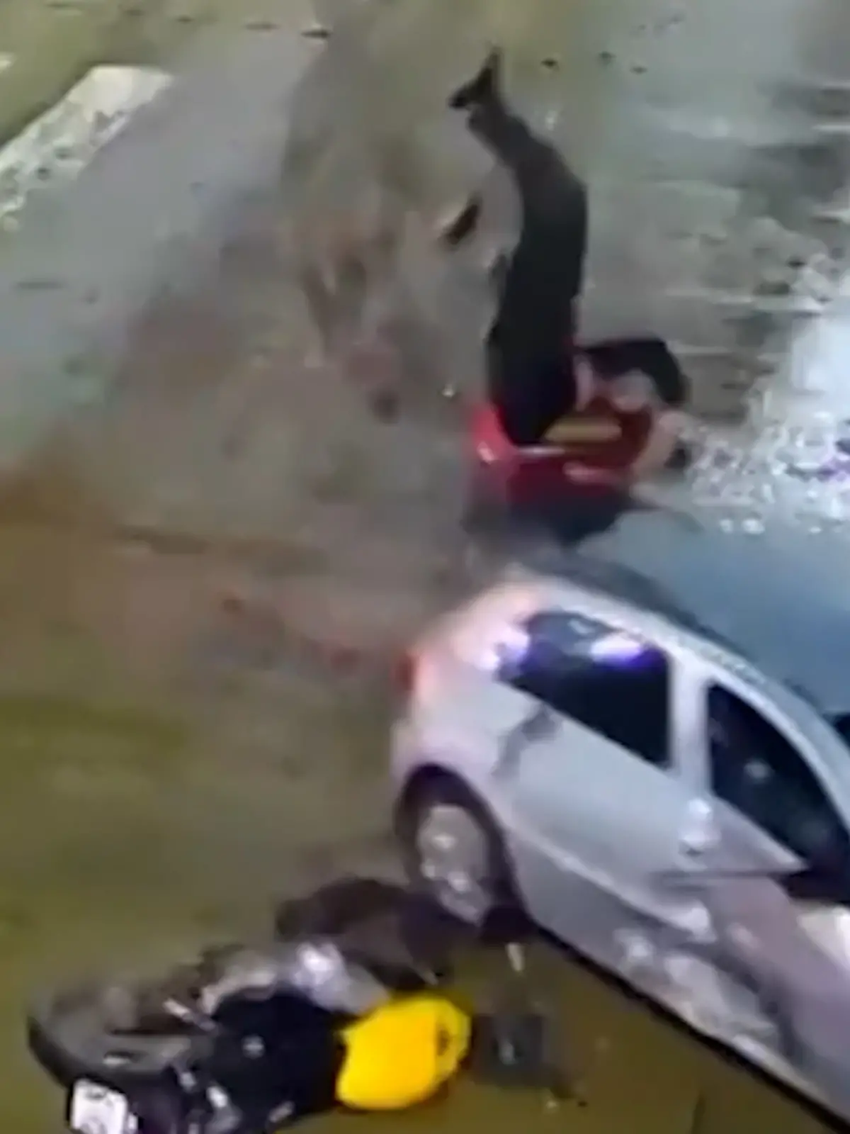 Helm rettet Motorradfahrer bei Horror-Crash das Leben.