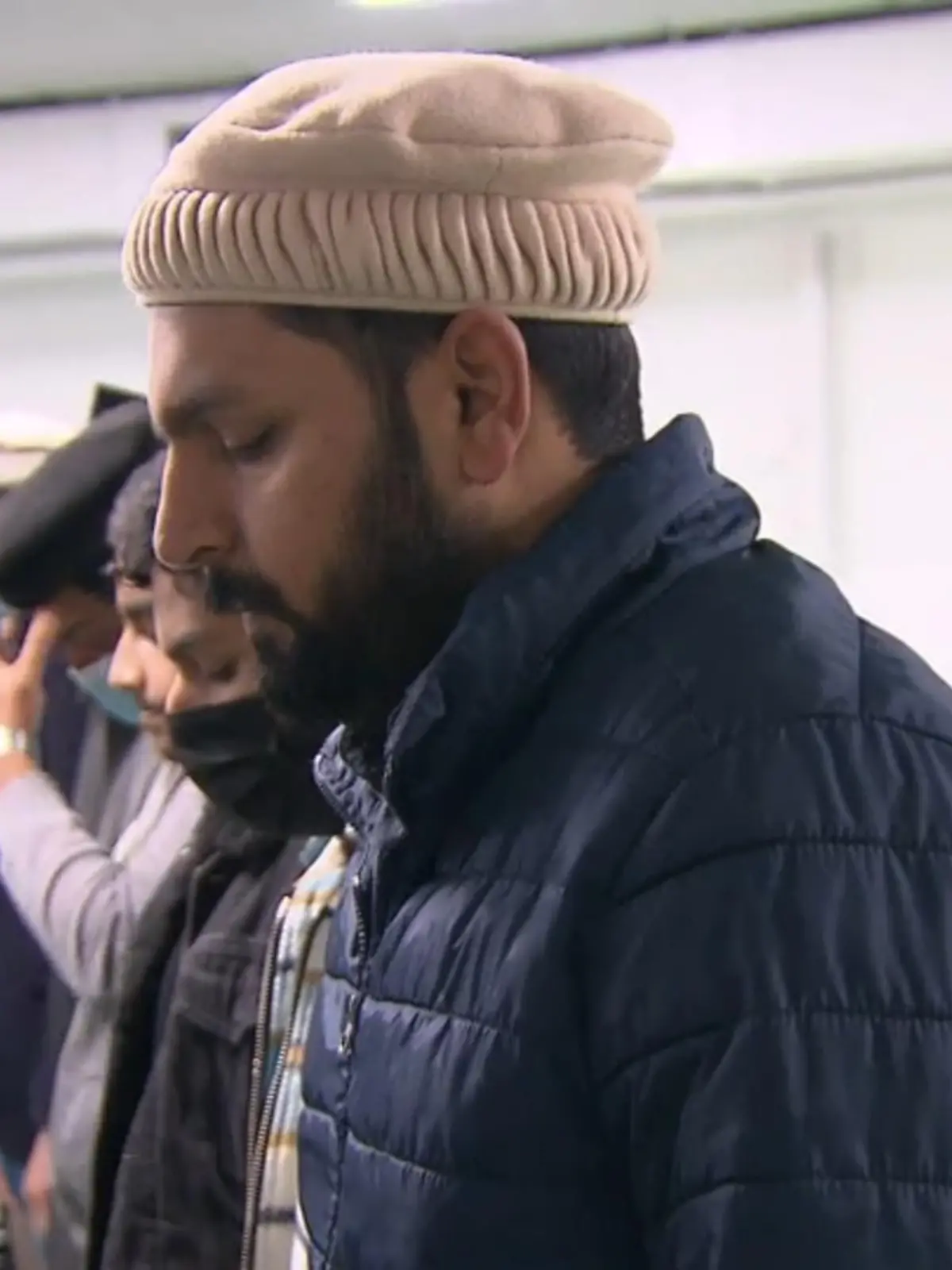 Kein Essen, Trinken, Sex oder Rauchen von Sonnenauf- bis Sonnenuntergang: Am Donnerstag (23.03) startete für viele gläubige Muslimas und Muslime der Fastenmonat Ramadan. Allein in Hessen nehmen mehr als 600.000 Muslime an Ramadan teil. Unser RTL-Hessen Reporter Lucas Reichmann hat sich mit den Gläubigen der Ahmadiyya-Gemeinde in Frankfurt zur Fastenzeit ausgetauscht und sich die tiefere Bedeutung erklären lassen. Mehr dazu im Video.